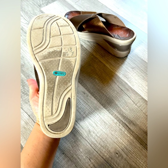 Bzees Brand Wedge Sandals Womens Size 8.5 - Picture 10 of 11